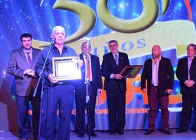 La Comisión hace entrega de la placa recordatoria.